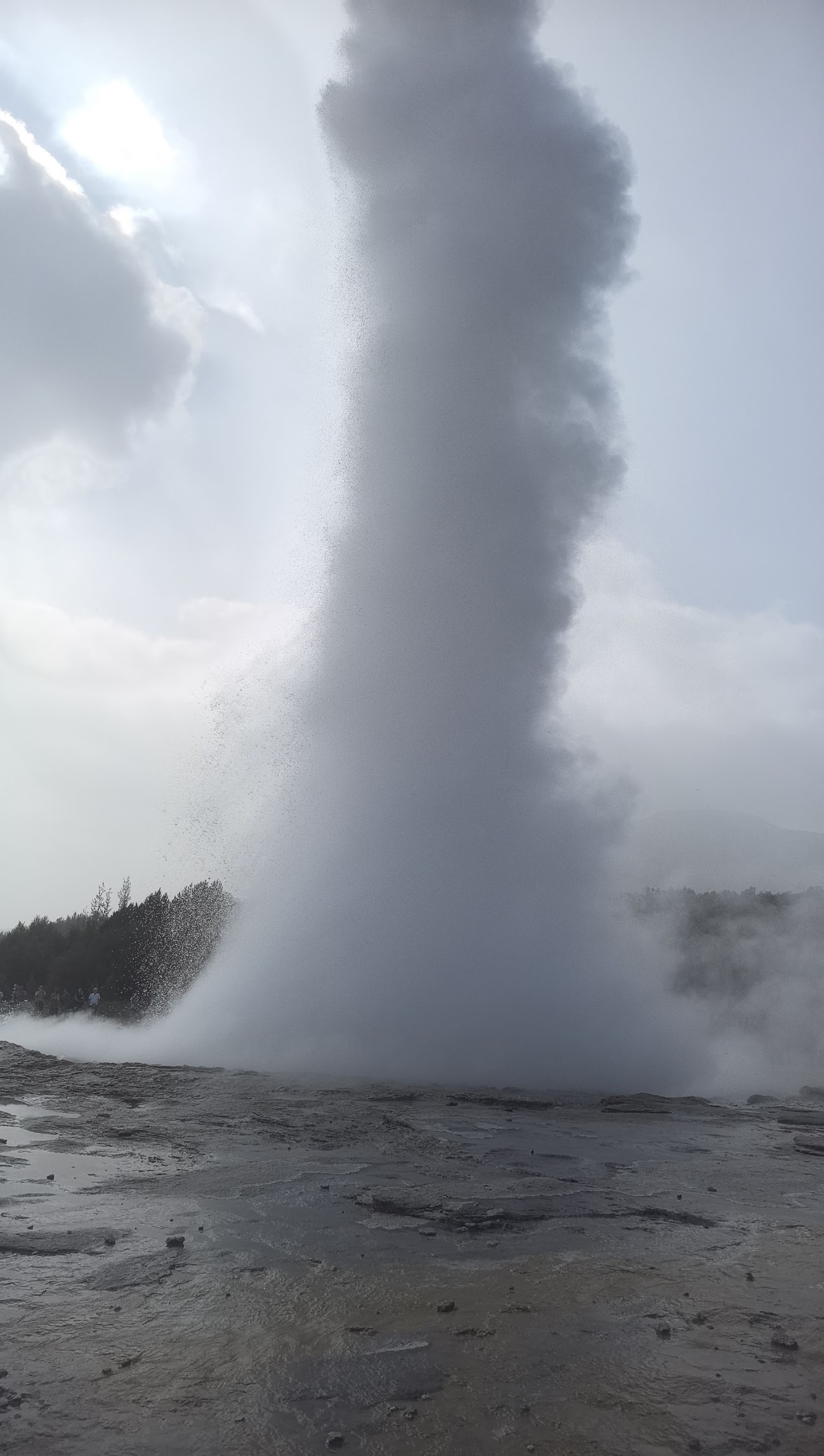 间歇泉喷发的震撼体验