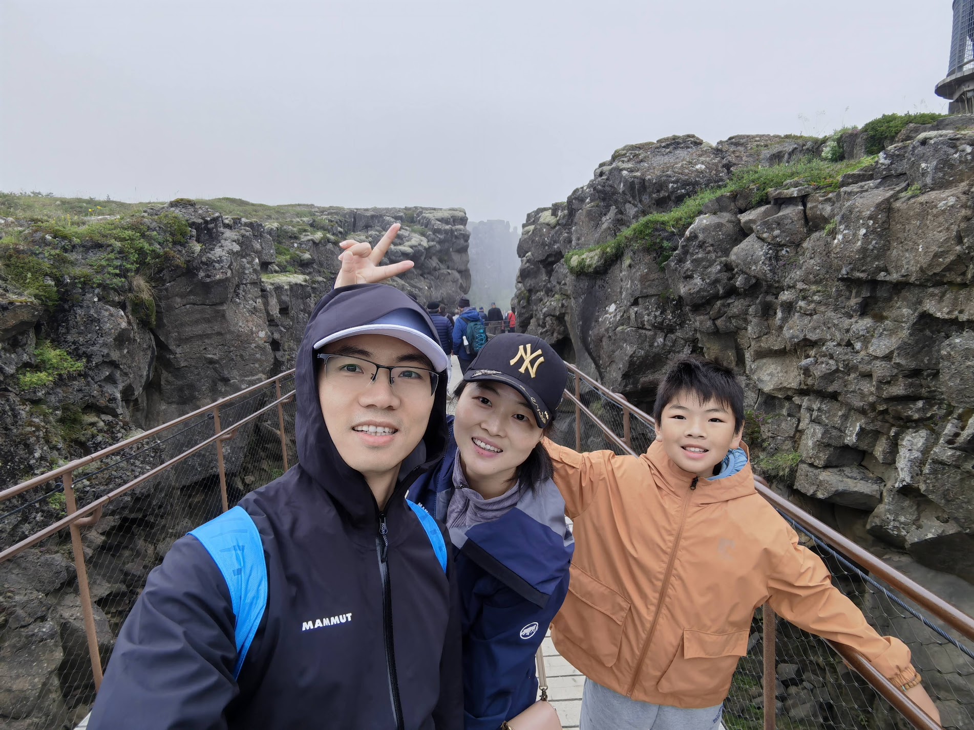 站在两大洲板块交界处